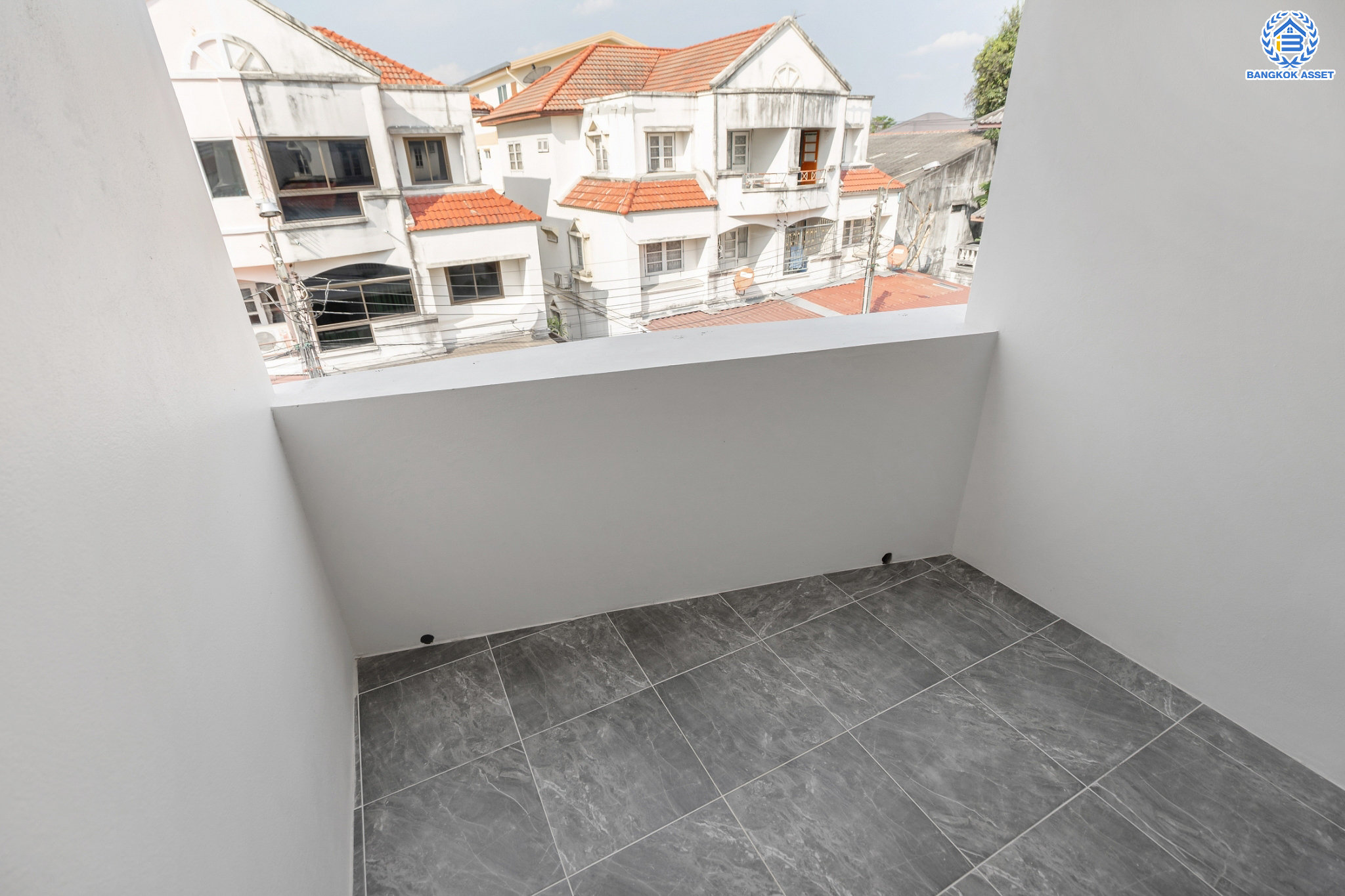 บ้านมือสองตกแต่งใหม่ ม.บ้านสวน5 กลางเมือง พิบูลย์สงคราม บ้านแฝด 3 ชั้น พร้อมอยู่ เนื้อที่ 32.9 ตร.ว. ฟังก์ชัน 4 ห้องนอน 3 ห้องน้ำ จอดรถได้ 2 คัน บนสุดยอดทำเล! เชื่อมถนนพิบูลย์สงคราม, วงศ์สว่าง, นครอินทร์ และติวานนท์ ใกล้จุดขึ้นทางด่วนศรีรัช-วงแหวนรอบนอก และรถไฟฟ้า "สถานีแยกติวานนท์"